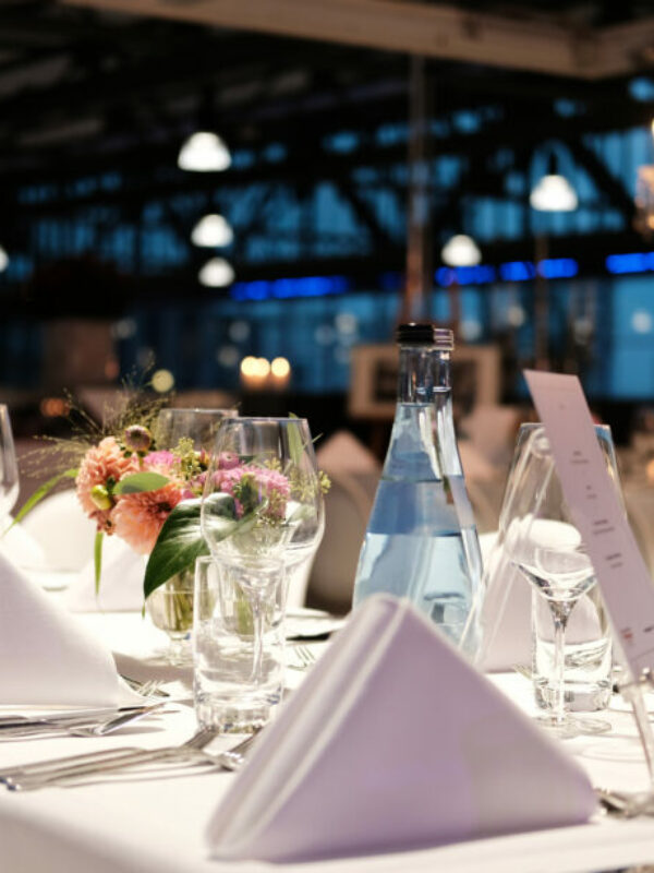 Gedeckter Tisch im Restaurant für eine Firmenfeier oder Veranst